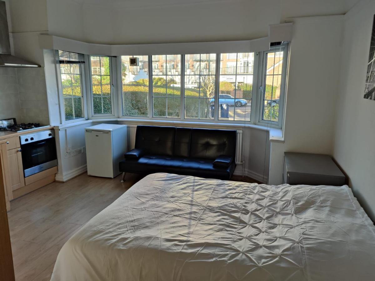Апартаменты Studio On Golders Green Road Лондон Экстерьер фото