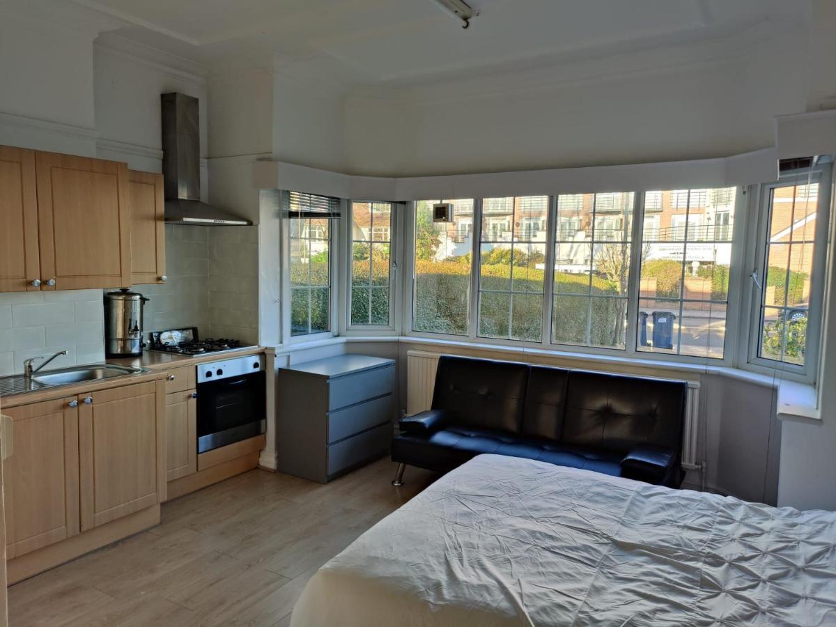 Апартаменты Studio On Golders Green Road Лондон Экстерьер фото